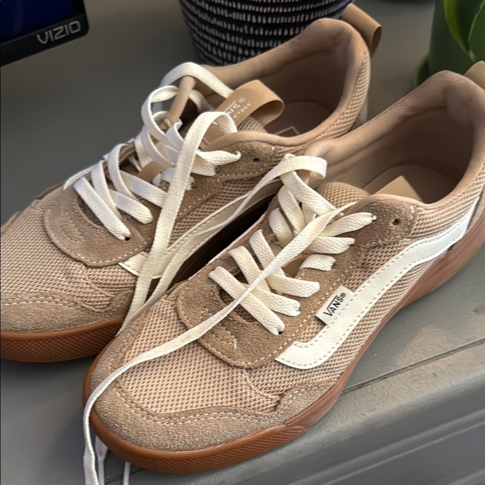 Vans ultra range Tan and White Sneakers